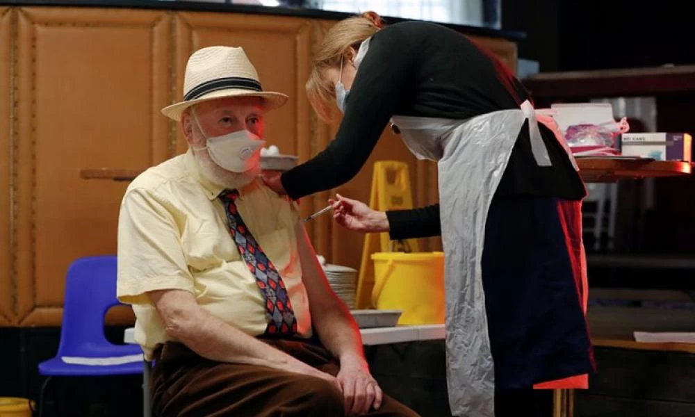 Η Βρετανία θα ξεκινήσει εμβολιασμούς στον χώρο εργασίας